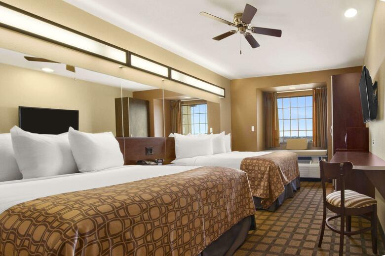 Hotel Microtel Inn & Suites By Wyndham Buda