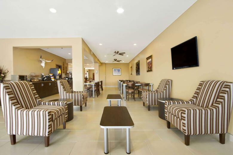 Hotel Microtel Inn & Suites By Wyndham Buda