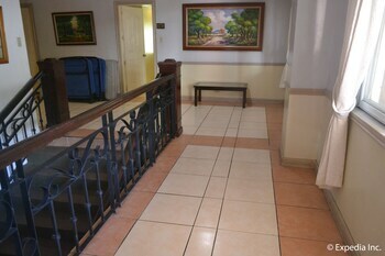 Tagaytay Country Hotel