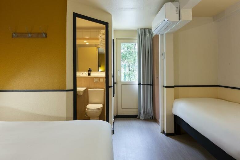 Kyriad Villeneuve La Garenne Hotel