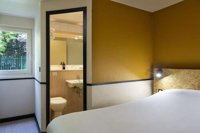 Kyriad Villeneuve La Garenne Hotel