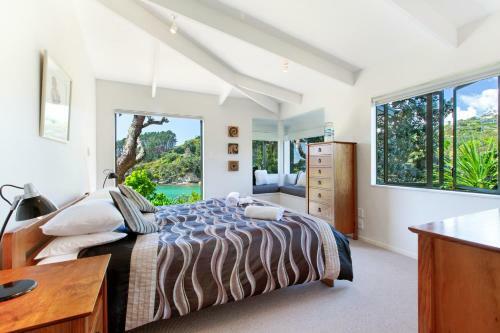 Beachfront Enclosure Bay - Waiheke Unlimited