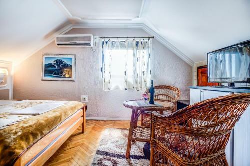Hostal Private Accommodation Kubura