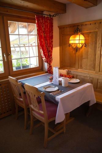 Bellaval Hotel & Restaurant