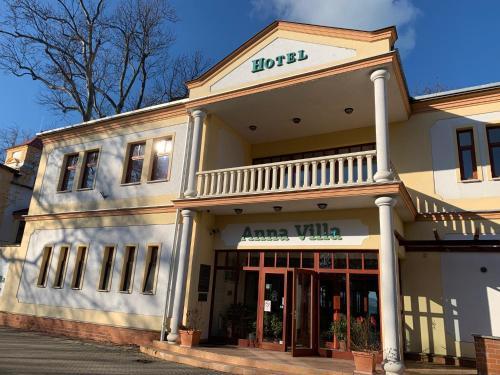 Anna-m�ria Villa Hotel