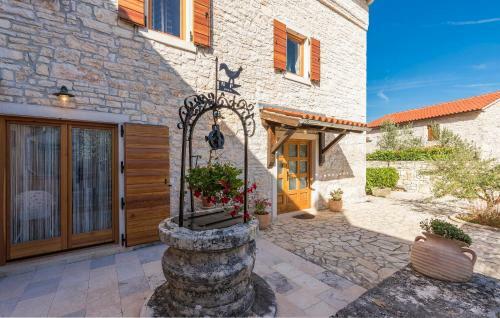 Hostal Holiday Home Peresiji 81