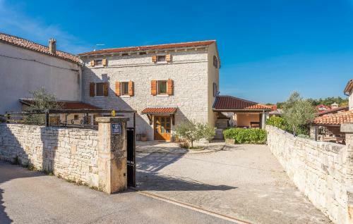Hostal Holiday Home Peresiji 81
