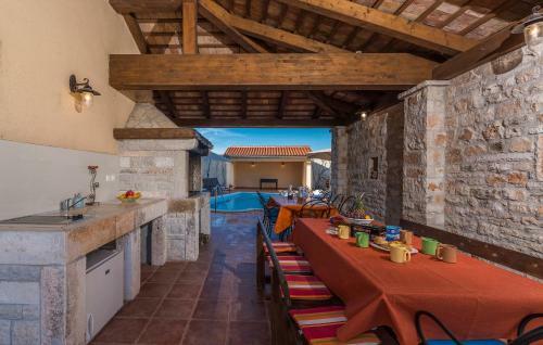 Hostal Holiday Home Peresiji 81