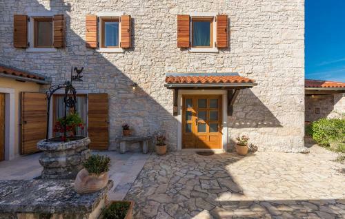 Hostal Holiday Home Peresiji 81