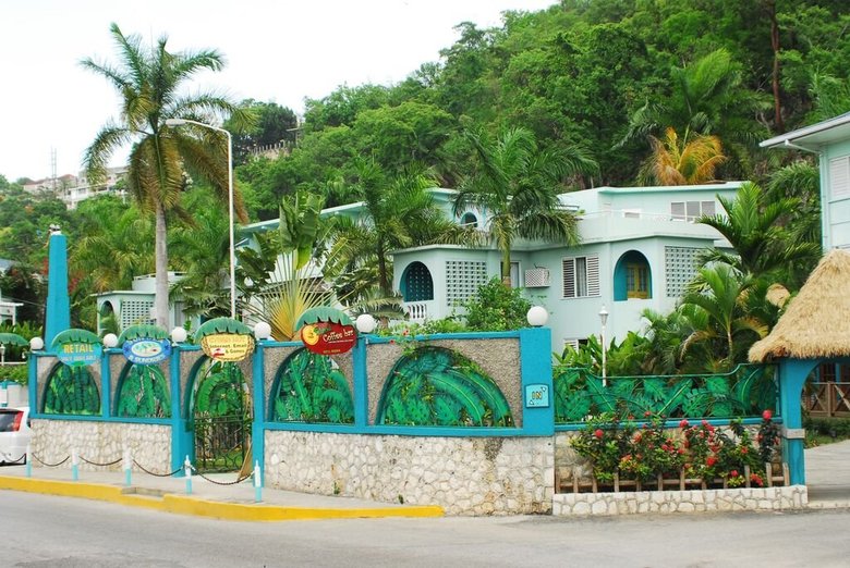 Hotel Doctors Cave Beach