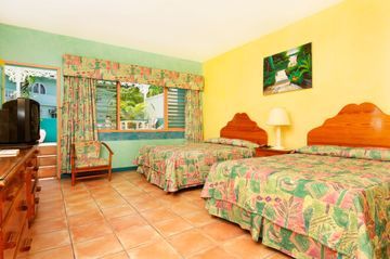 Hotel Doctors Cave Beach