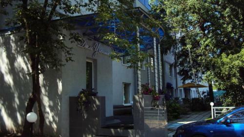 Dom Uchenykh Hotel
