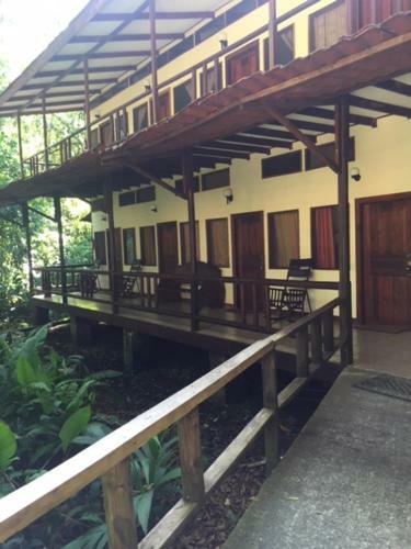 Hotel Cabinas Rana Roja