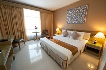 Pinnacle Lumpinee Hotel & Spa