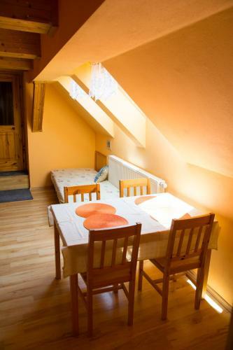 Hostal Penzion H-market