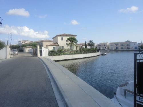 Holiday Home Au Bord De L Eau Aigues Mortes