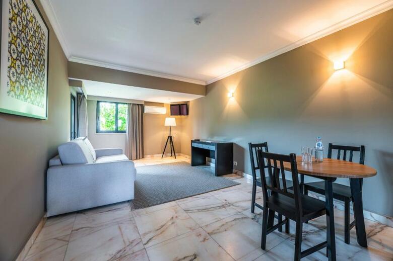 Topazio Mar Beach Hotel & Apartments