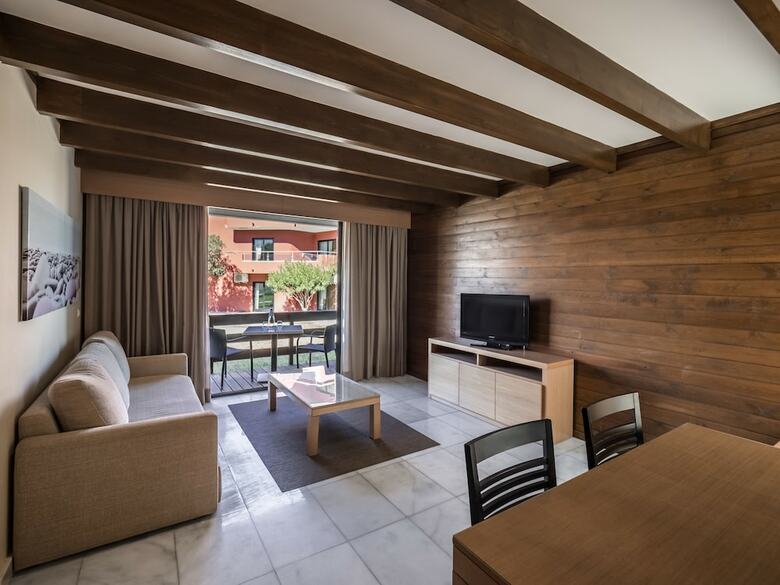 Topazio Mar Beach Hotel & Apartments