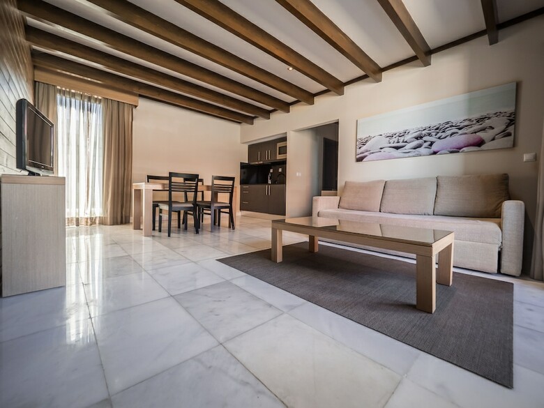Topazio Mar Beach Hotel & Apartments