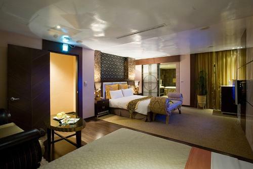 Crystal Business Motel