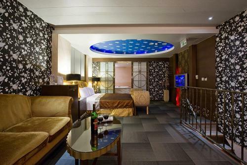 Crystal Business Motel
