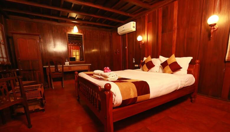 Hotel Kondai Lip Backwater Heritage Resort
