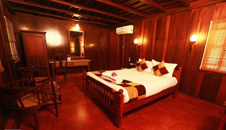 Hotel Kondai Lip Backwater Heritage Resort
