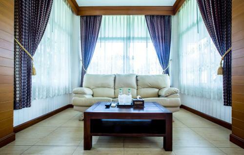 Juntra Resort & Hotel