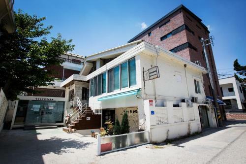 Hostal Sis N Bro Guesthouse