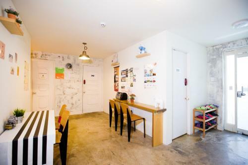 Hostal Sis N Bro Guesthouse