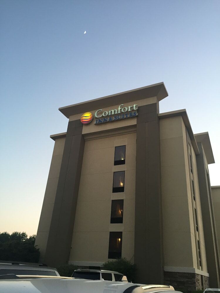 Hotel Comfort Inn And Suites - Airport
