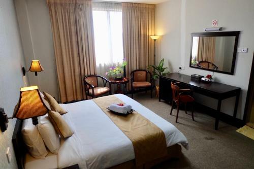 Carlton Holiday Hotel & Suites