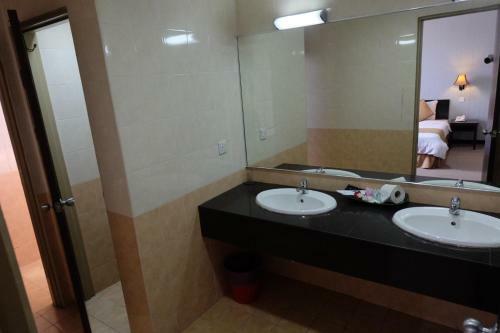 Carlton Holiday Hotel & Suites