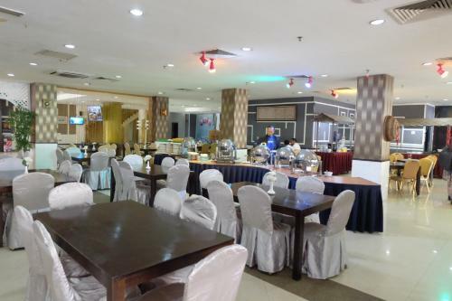 Carlton Holiday Hotel & Suites