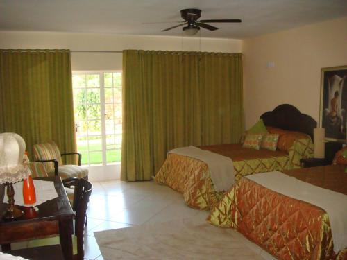 Hostal Heatherdale Guesthouse & Shuttle Services