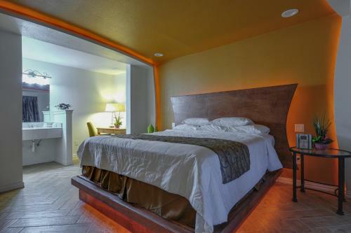 Hotel Romantic Inn & Suites