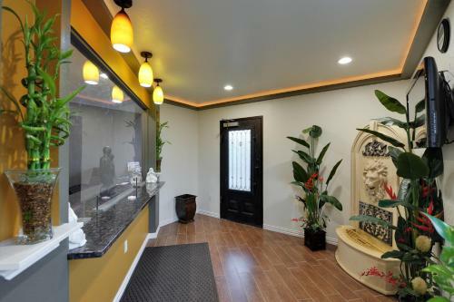 Hotel Romantic Inn & Suites