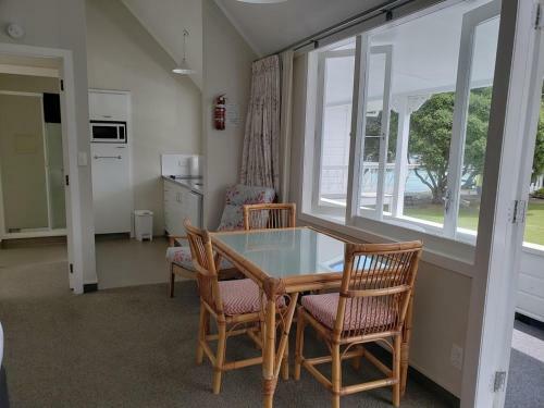 Hananui Lodge And Apartments