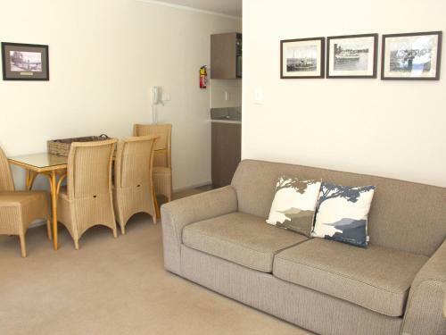 Hananui Lodge And Apartments