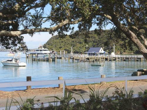 Hananui Lodge And Apartments