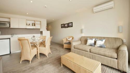 Hananui Lodge And Apartments