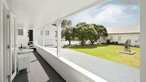 Hananui Lodge And Apartments