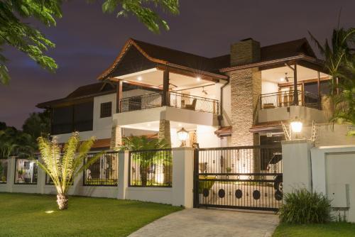 Bed & Breakfast Five Burnham Guest House
