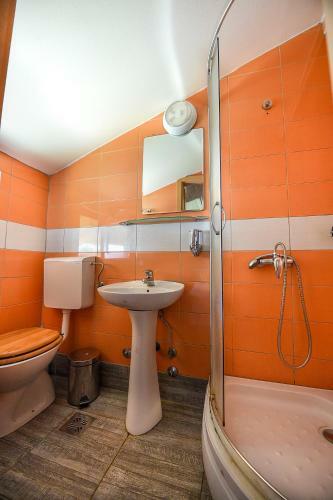 San Art Floating Hostel & Apartments