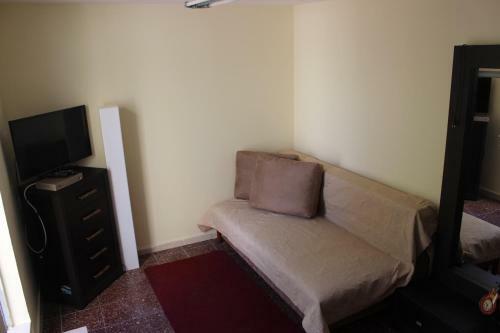 Two Bedroom Apartment With Patio And Pool