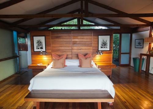 Makakatana Bay Lodge