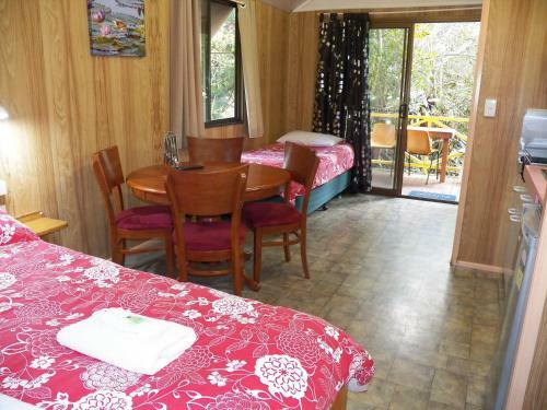 Lake Eacham Tourist Park & Cabins