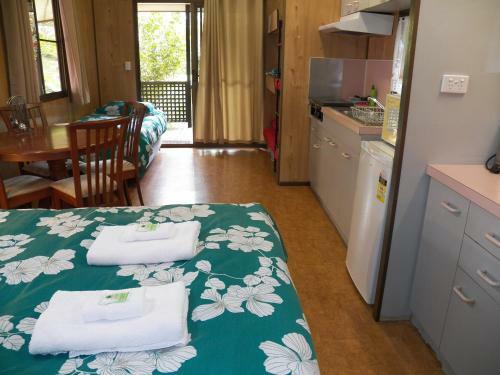 Lake Eacham Tourist Park & Cabins