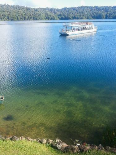 Lake Eacham Tourist Park & Cabins