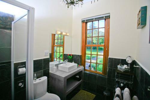 Hostal 4-heaven Guest House